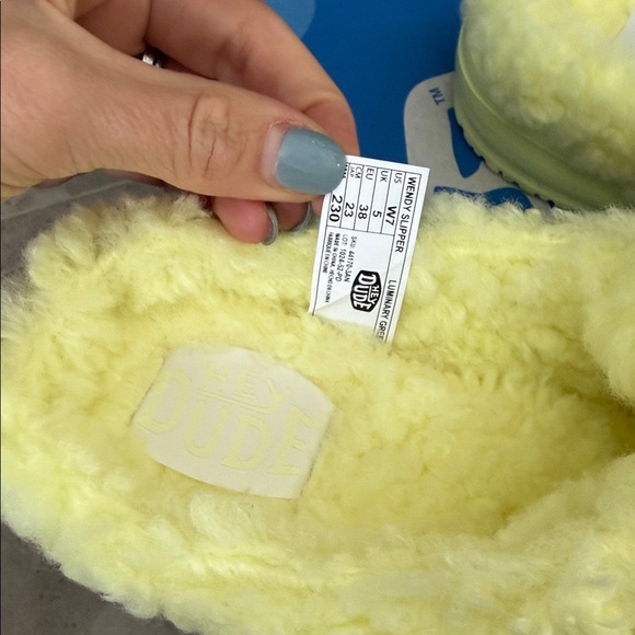 Hey Dude Womens size 7 Yellow Fuzzy Wendy slippers - Picture 2 of 5